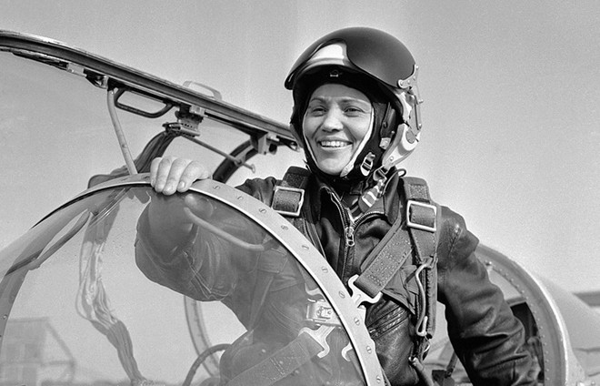 Đến năm 1965, nữ phi công Popovich vượt qua hàng rào âm thanh khi đạt tốc độ 2.320 km/h trong lúc lái một máy bay phản lực siêu âm và đánh chặn MiG-21. Kể từ đây, bà được ưu ái gọi với tên "Quý bà MiG (“Madam MiG”).