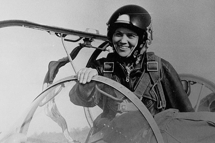 Trong suốt sự nghiệp của mình, phi công thử nghiệm hạng nhất Popovich đã thử nghiệm hơn 40 loại máy bay và trực thăng. Nữ phi công Popovich khiến mọi người ngưỡng mộ và nể phục khi lập 102 kỷ lục thế giới. Trong số này có 10 kỷ lục mà bà xác lập khi điều khiển máy bay Antonov An-22.