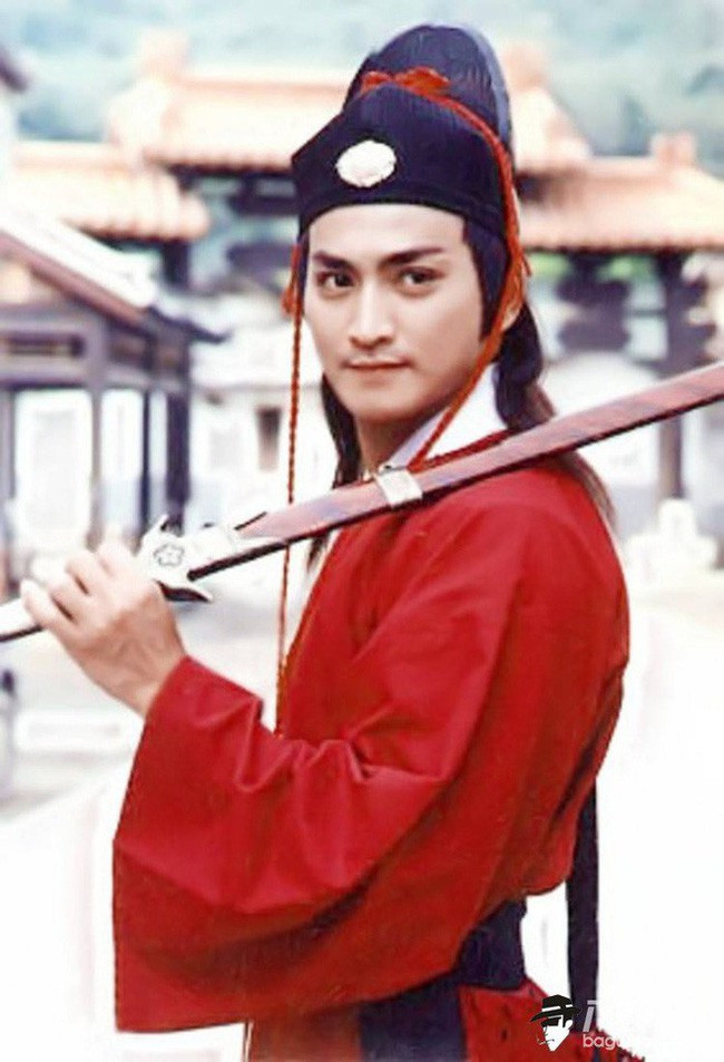 Khi biết Bao Chửng là quan huyện lệnh và đang trên đường đi nhậm chức, Triển Chiêu lớn tiếng nói rằng, nếu ông là một vị quan tốt thì mình sẽ đến giúp và ngược lại. Nếu Bao Công là một tham quan ức hiếp người dân thì chắc chắn Triển Chiêu sẽ đến tìm.