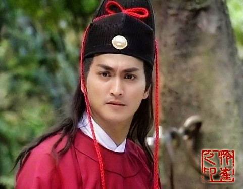 Trong lần đầu gặp Bao Công, vị đại hiệp này để lại ấn tượng lớn khi thẳng tay giết kẻ ác bá hà hiếp dân lành. Không những vậy, Triển Chiêu còn coi thường quan phủ vì không tin rằng trên đời này có vị quan tốt.