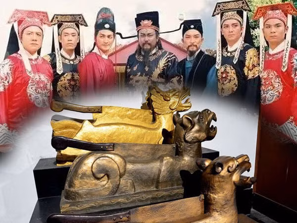 Hỗ trợ Bao Thanh Thiên điều tra phá án, giành lại công lý cho người dân vô tội có Công Tôn Sách, Triển Chiêu, Vương Triều, Mã Hán, Trương Long, Triệu Hổ. Trong số này, nhân vật Triển Chiêu được nhiều người yêu mến.