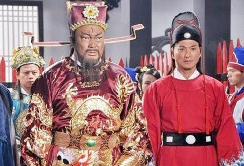 Biết được điều này, trước khi qua đời, Bao Công gọi Triển Chiêu đến và dặn dò rằng hãy sớm rời xa triều đình, mai danh ẩn tích để bảo toàn tính mạng. Bao Công dặn dò như vậy vì biết rằng sau khi ông chết thì chắc chắn sẽ có không ít vương tôn, quý tộc tìm cách trả thù.