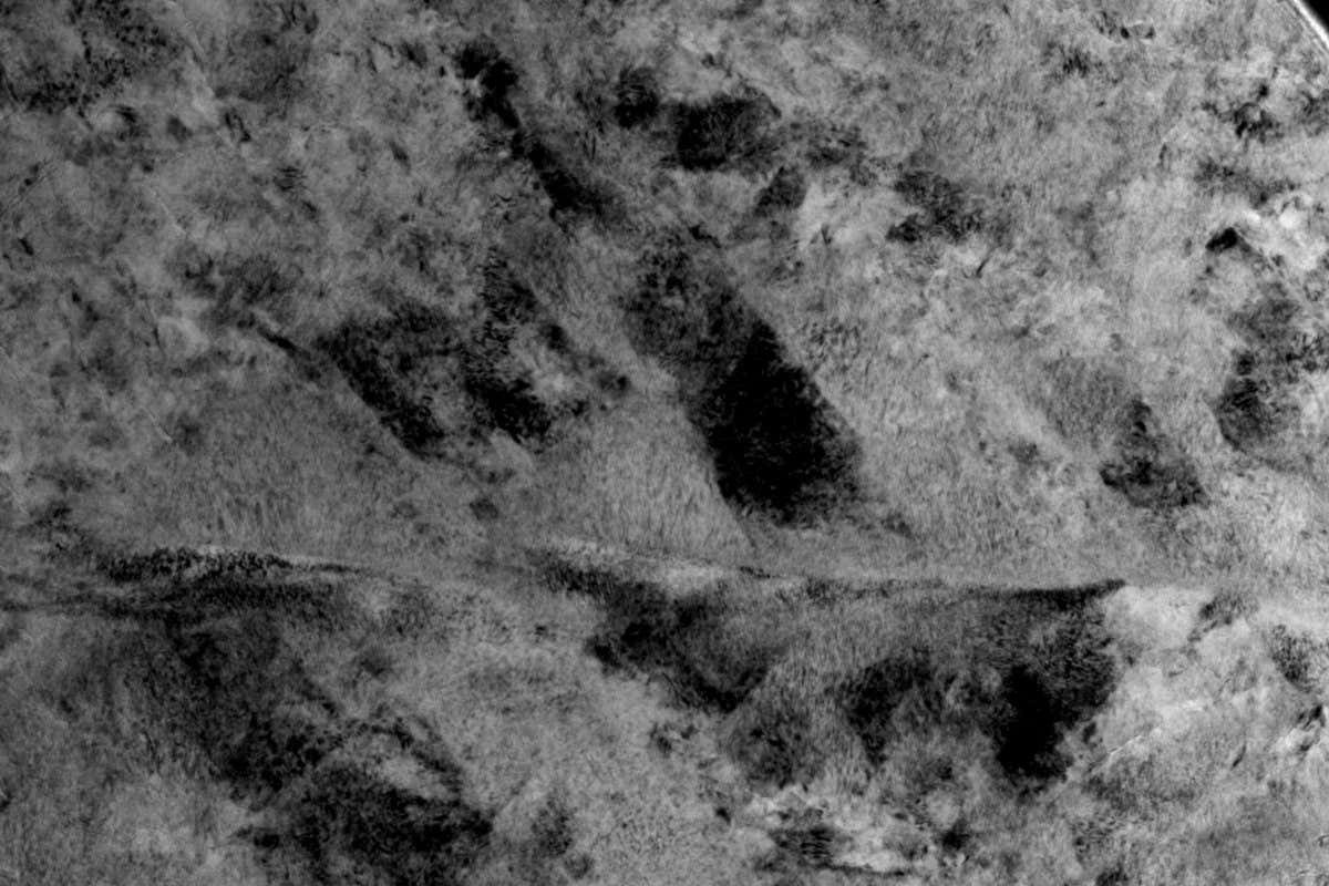 Cấu trúc tinh thể của lonsdaleite bảo tồn hoàn hảo hình dạng lục giác của graphite. Nghiên cứu của các chuyên gia chỉ ra lonsdaleite còn cứng hơn kim cương hình thành trên Trái đất.