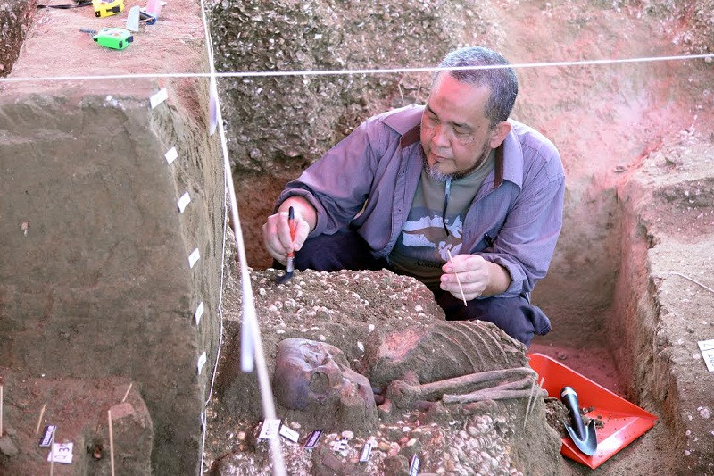 Vào thời điểm phát hiện, người phụ nữ nằm trong tư thế gập tay trên bụng. Xung quanh thi hài "người phụ nữ Penang" là nhiều đồ mai táng bao gồm: đồ gốm sứ và công cụ đá. Những cổ vật này cho thấy người chết có vị trí quan trọng trong xã hội.