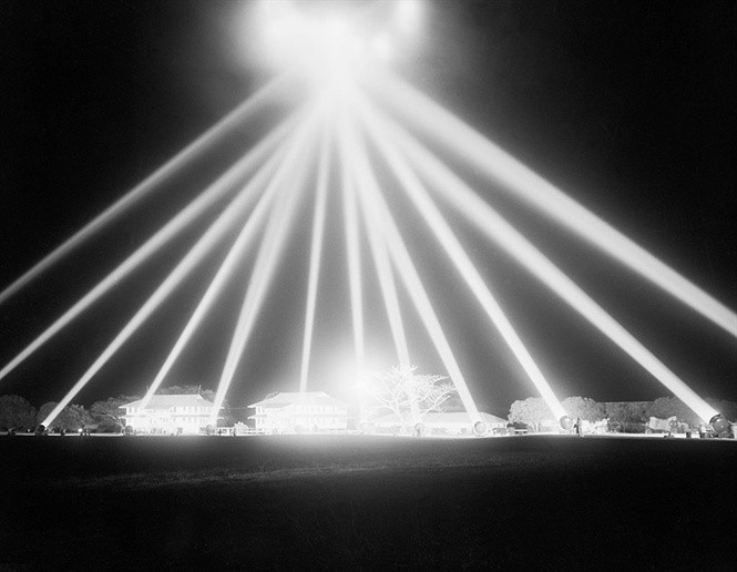 Nhiều mảnh đạn bắn tung tóe xuống thành phố giống như một "trận mưa". Hơn 12.000 dân phòng ở Mỹ được triệu tập vào vị trí để bảo vệ Los Angeles cũng như đối phó với cuộc tấn công của kẻ địch.