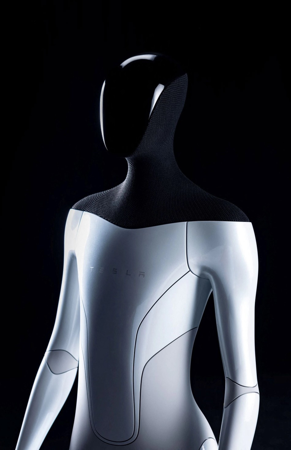 Đến ngày 19/7, tỷ phú Musk viết trên Twitter rằng, nhóm Autopilot của Tesla đang trong quá trình hoàn thiện phần mềm cho Optimus. Công ty đang phát triển một phiên bản Full Self-Driving riêng cho mẫu robot này. Full Self-Driving là phần mềm điều khiển tự động đã được tích hợp trên các mẫu xe tự lái Tesla trước đó.