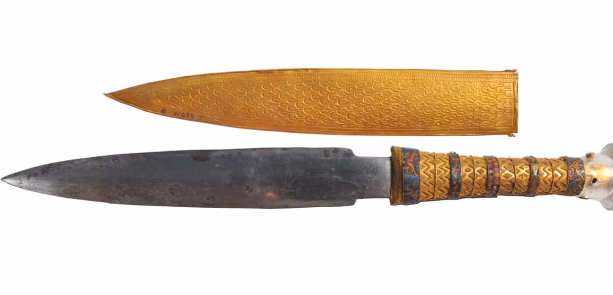 Trong khi ấy, phần chuôi vàng dường như được kết dính với lưỡi dao bằng thạch cao vôi. Vào thời điểm Tutankhamun trị vì Ai Cập, vật liệu kết dính này chưa được sử dụng ở Ai Cập nhưng đã xuất hiện tại những nơi khác.