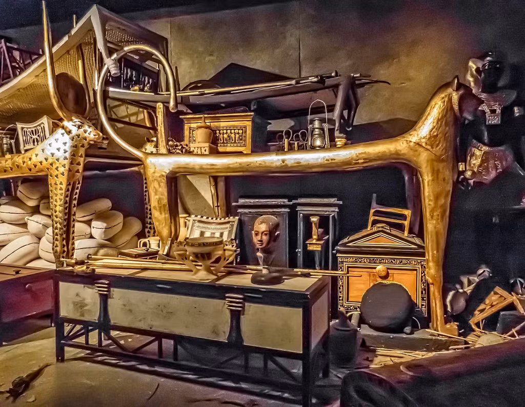 Trước đó, các chuyên gia đã tìm thấy nhiều cổ vật bằng vàng, ngọc ngà, châu báu trong lăng mộ của Tutankhamun. Thế nhưng, họ không ngờ tại nơi an nghỉ của ông hoàng Ai Cập này lại có một bảo vật cực quý hiếm suýt bị bỏ sót.