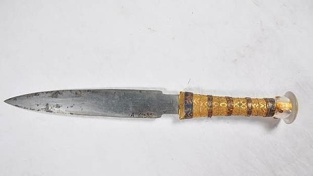 Về sau, các nhà nghiên cứu tìm được thư Amarna viết trên những miếng đất sét được phát hiện dọc theo sông Nile. Một trong những miếng đất sét có nội dụng nói về con dao găm bằng sắt chuôi vàng được tặng cho pharaoh Amenhotep III - ông nội Tutankhamun. Đây là món quà Amenhotep III nhận được khi kết hôn với con gái vua Mitanni.