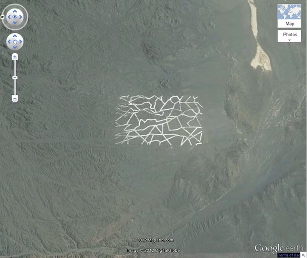 Kiến trúc bí ẩn trên sa mạc Gobi tại Mông Cổ có chiều dài 1,8 km và rộng 1 km. Theo các chuyên gia, đây có thể là một căn cứ quân sự bí mật với những khối nhà được sử dụng vào những mục đích khác nhau.