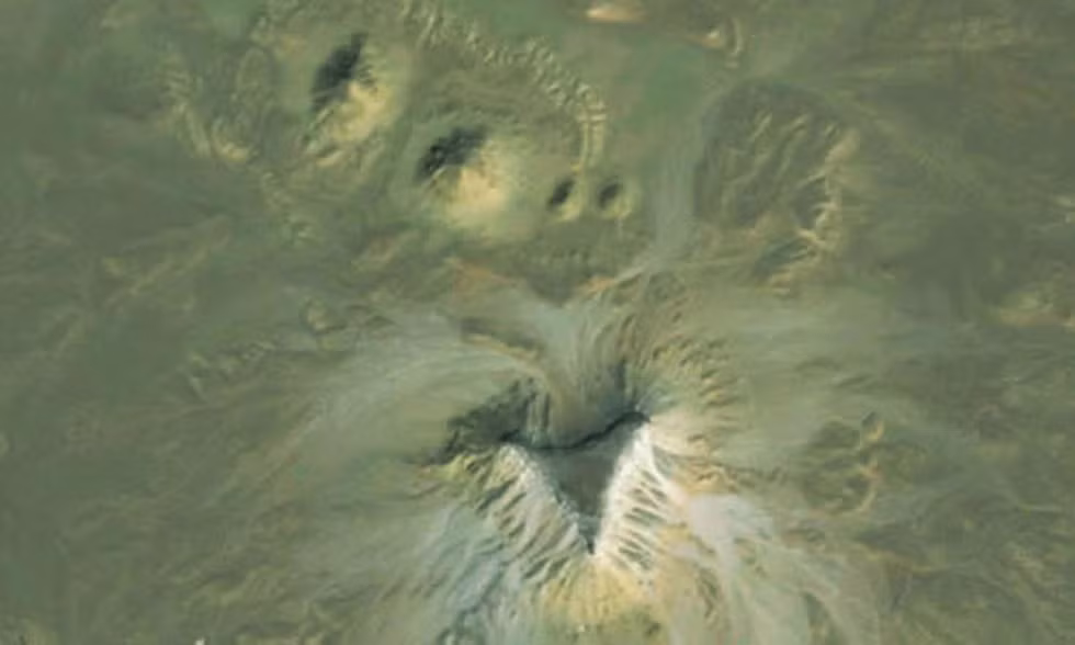 Google Earth phát hiện một cấu trúc có những đường nét giống "kim tự tháp" ở Ai Cập. Nhiều người cho rằng đó có chỉ là hình ảnh những mảng kiến tạo địa chất có hình dáng giống kim tự tháp.