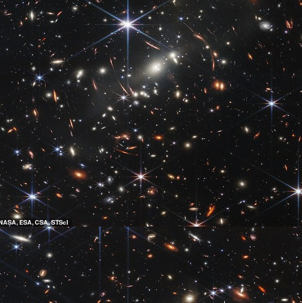 Sparkler chứa những cụm sao cầu được mệnh danh "hóa thạch ánh sáng" có trong dữ liệu của kính viễn vọng không gian James Webb rõ đến nỗi các nhà khoa học có thể quan sát tia sáng lấp lánh của nó trên một loạt các bước sóng. Từ đó, các nhà khoa học lập mô hình cho chúng và hiểu về các đặc tính vật lý.