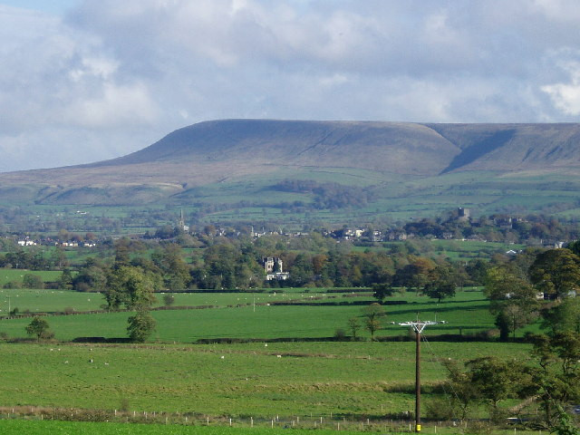 Đồi Pendle ở Lancashire, Anh là một trong những địa điểm rùng rợn, không dành cho người yếu bóng vía. Nơi đây được biết đến như quê hương của những phù thủy xa xưa nhất của xứ sở sương mù.