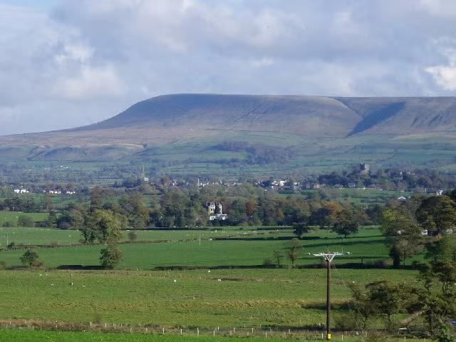 Đồi Pendle ở Lancashire, Anh là một trong những địa điểm rùng rợn, không dành cho người yếu bóng vía. Nơi đây được biết đến như quê hương của những phù thủy xa xưa nhất của xứ sở sương mù.