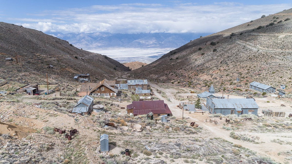Thị trấn Cerro Gordo nằm cách Los Angeles, Mỹ khoảng 200 dặm về phía Bắc được biết đến là một trong những địa điểm gắn liền với quá khứ chết chóc kinh hoàng. Vào những năm 1860, Cerro Gordo là nơi sầm uất khi nhiều người tìm đến để khai thác kim loại quý như bạc, chì. Tuy nhiên, đến những năm 1870, thị trấn này trở thành địa điểm chết chóc khi mỗi tuần lại xảy ra một vụ giết người.