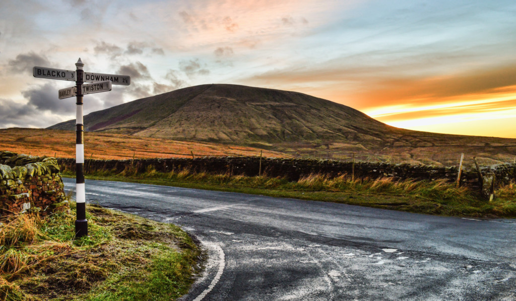 Người dân địa phương lưu truyền một số truyền thuyết kể về ngọn đồi Pendle luôn bị các linh hồn phù thủy ám ảnh, nguyền rủa. Do vậy, những người yếu bóng vía dám đặt chân đến nơi đây.