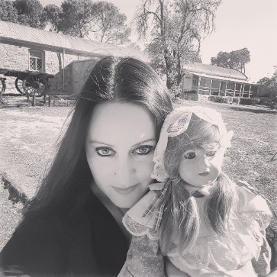 Việc Karina tuyên bố có thể trò chuyện với linh hồn trú ngụ bên trong những con búp bê khiến nhiều người lo lắng, bất an, thậm chí khiếp sợ.