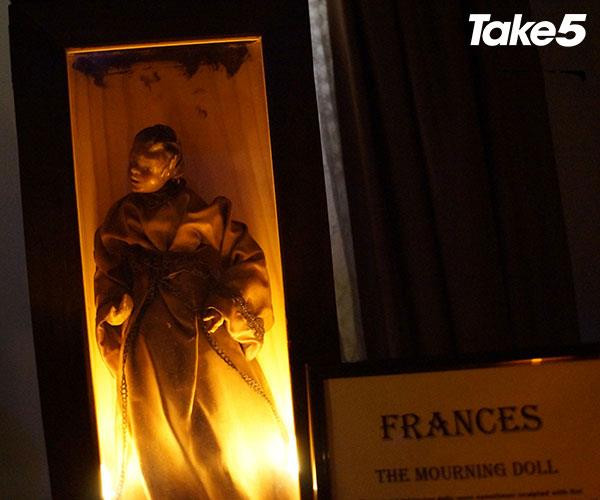 Karina cho hay cô cảm nhận được bên trong mỗi con búp bê đó là linh hồn của một người đã chết. Không những vậy, cô có thể trò chuyện với hồn ma người quá cố.