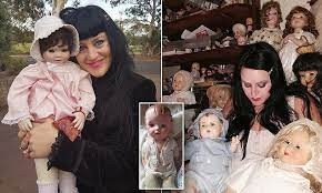 Sau đó, Karina bắt đầu sưu tầm thêm nhiều con búp bê có "tuổi đời" vài chục cho đến vài trăm năm tuổi. Dần dần, cô sở hữu 700 con búp bê. Mọi chuyện kỳ lạ hơn khi cô kể rằng, 100 con búp bê trong số này chứa linh hồn người chết.