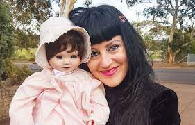 Sinh sống ở thành phố Adelaide, Australia, Karina Eames có sở thích thu thập những con búp bê cổ. Cô bắt đầu sở thích này sau khi nhận được một món quà sinh nhật tuổi 34 là con búp bê "lâu đời".