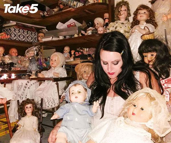 Vào những năm 1800, không ít trẻ em qua đời khi còn rất ít tuổi. Búp bê là món đồ chơi yêu thích của nhiều đứa trẻ. Theo cô này, sau khi qua đời, linh hồn của những đứa trẻ có thể ẩn náu trong con búp bê yêu thích.