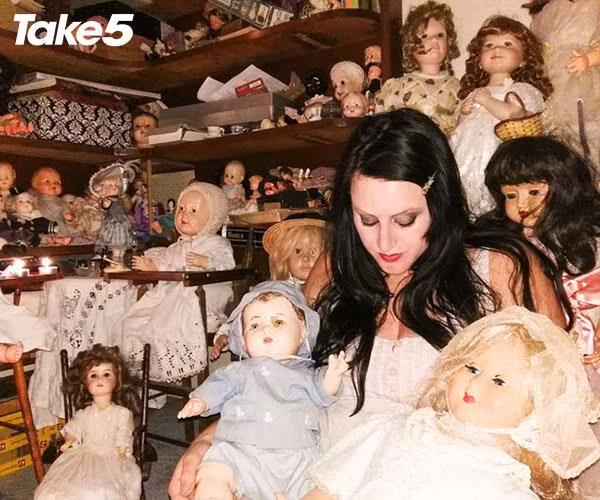 Vào những năm 1800, không ít trẻ em qua đời khi còn rất ít tuổi. Búp bê là món đồ chơi yêu thích của nhiều đứa trẻ. Theo cô này, sau khi qua đời, linh hồn của những đứa trẻ có thể ẩn náu trong con búp bê yêu thích.