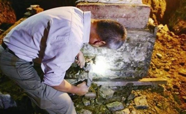 Sau khi tiếp nhận thông tin, các chuyên gia đã đến hiện trường và tiến hành cuộc khai quật. Họ xác định đó là một ngôi mộ nhỏ. Tuy nhiên, các bức tranh tường trong mộ cổ bị hư hại trong quá trình công nhân thi công bể chứa nước.