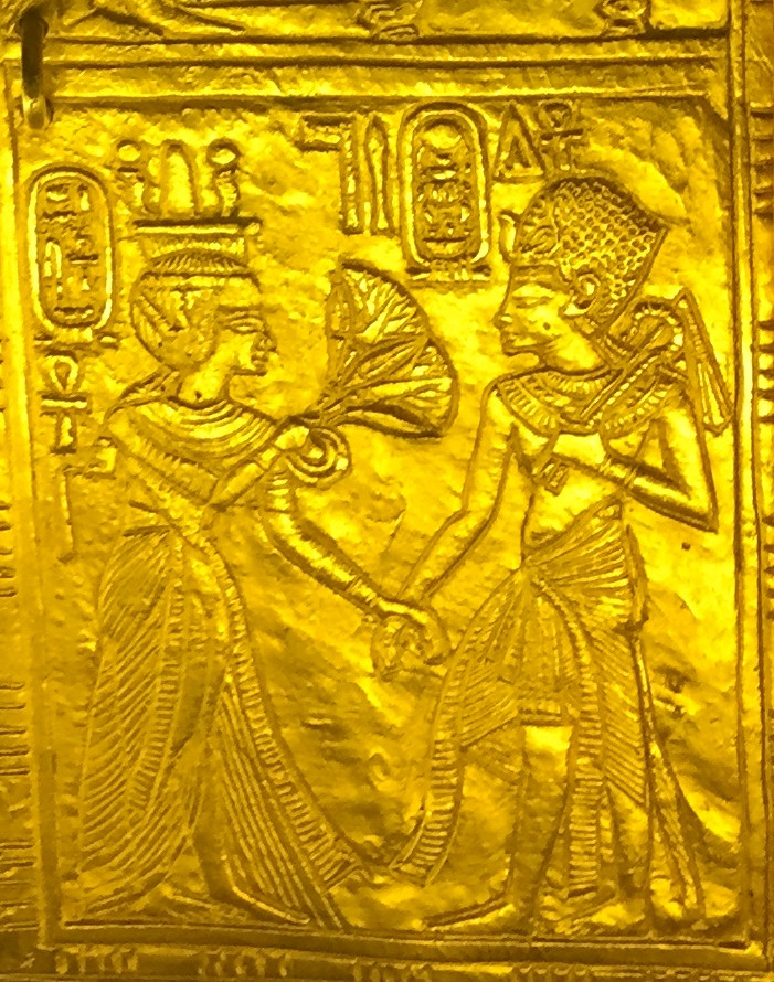 Sau khi lên ngai vàng, pharaoh Tutankhamun cưới chị gái cùng cha khác mẹ Ankhesenamun và phong bà làm Nữ hoàng. Vào thời điểm kết hôn, Ankhesenamun 13 tuổi trong khi Tutankhamun khoảng 10 tuổi.