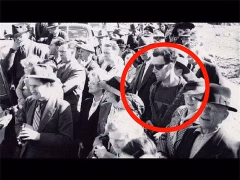 Từ những chi tiết này, một số người cho rằng, người đàn ông đeo kính râm đó đến từ tương lai. Người này du hành thời gian ngược về năm 1941. Do vậy, người đàn ông mang theo nhiều thứ hiện đại, không phù hợp với thời điểm năm 1941.