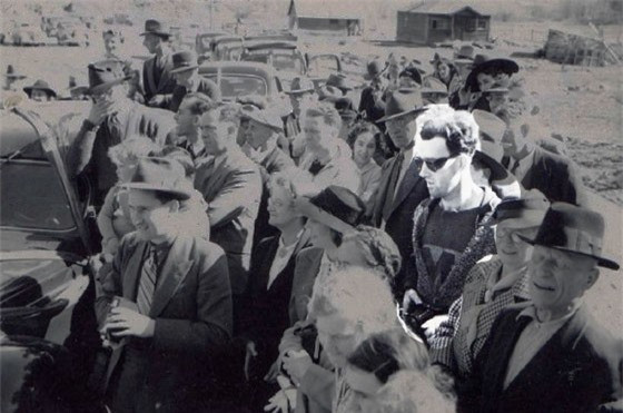 Bức ảnh có tên “Time Traveling Hipster” được lưu giữ và trưng bày tại Bảo tàng Bralorne Pioneer là một trong những bức ảnh nổi tiếng nhất thế giới. Nhiều người tin rằng, bức ảnh là một bằng chứng về du hành thời gian.