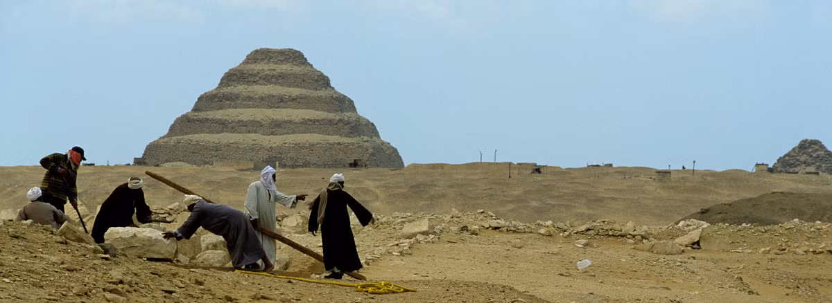 Vào thời xưa, nhiều người muốn được chôn cất gần kim tự tháp của pharaoh Ai Cập vì cho rằng đó là địa điểm linh thiêng.