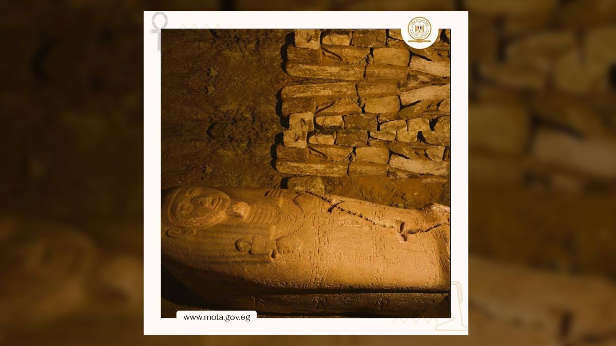 Trong một cuộc khai quật gần kim tự tháp của pharaoh Unas, các nhà khảo cổ Ai Cập phát hiện một cỗ quan tài bằng đá granit màu hồng khoảng 3.300 năm tuổi.