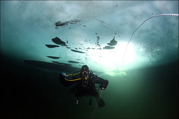 Vào những năm 1980, các nhà nghiên cứu Liên Xô đã ghi nhận được một vật thể bí ẩn chuyển động dưới lòng hồ Baikal. Tuy nhiên, họ không thể xác định được đó là loài nào.