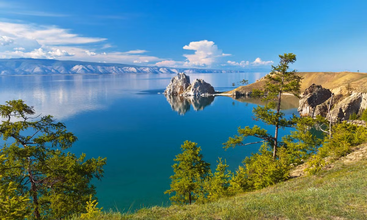 Sách kỷ lục Guinness ghi nhận hồ Baikal nổi tiếng của nước Nga là hồ sâu nhất thế giới với độ sâu tối đa là 1.642m. Không những vậy, hồ nước nằm tại vùng Siberia này còn nắm giữ kỷ lục lưu trữ 20% lượng nước ngọt trên Trái đất (23.615,39 km3).