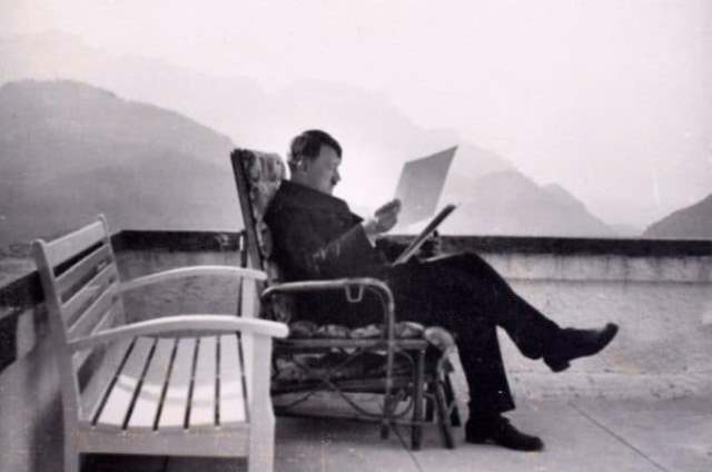 Biệt thự Berghof nằm trên đỉnh đồi dãy núi Alps thuộc bang Bavaria ở độ cao 365m nhìn xuống thành phố Berchtesgaden, sát biên giới Áo. Trùm phát xít Hitler thuê biệt thự này năm 1927 trước khi mua lại. Nhà độc tài Đức quốc xã từng sống ở đây trong một thời gian. Đây cũng là nơi y và nhiều quan chức cấp cao trong chính quyền họp bàn các chính sách kết hợp với nghỉ ngơi, vui chơi, giải trí.