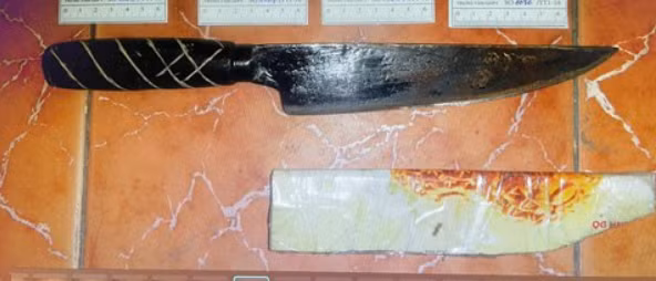 Theo bản án, Doãn Trung Dũng và chị Vũ Thị Thanh (trú khu Hợp Thành, P.Phương Nam, TP Uông Bí) có quan hệ họ hàng nên đã nhiều lần đến nhà chị Thanh chơi. Bản thân Dũng không có việc làm ổn định, là người nghiện ma túy. Khoảng 19h30 tối 23/9/2016, Dũng đến nhà chị Thanh vay tiền, khi đi Dũng mang theo một con dao bầu. (Con dao gây án của đối tượng)