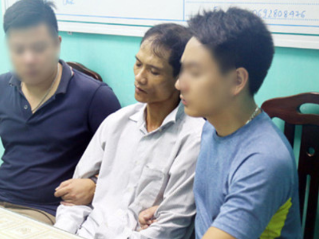 Khoảng 22h cùng ngày, cháu Hưng đi vệ sinh rồi quay về phòng ngủ thì Dũng đi theo, bịt miệng và dùng dao bầu mang theo đâm nhiều nhát làm cháu tử vong. Sau đó, Dũng đặt cháu Hưng xuống giường. Cùng lúc đó, cháu Hà đang ngủ cùng giường với anh trai tỉnh dậy kêu lên thì bị Dũng bóp cổ và đem xuống gian phụ cuối nhà. Sau đó, Dũng lấy 1 đoạn dây nilông màu đen xiết cổ cháu Hà đến chết rồi lấy quần áo phủ lên người và quay về phòng khách ngủ tiếp.