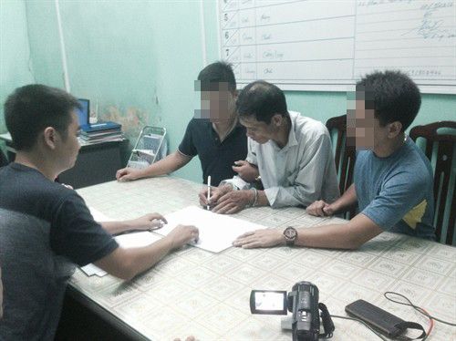 Sáng hôm sau, khi bà Hát và cháu Huyền ngủ dậy phát hiện cháu Hà tử vong dưới nhà, cũng bị Dũng dùng một con tiện bằng gỗ đập bất tỉnh. Khi phát hiện bà Hát và cháu Huyền còn thở, Dũng dùng dao bầu mang theo đâm nhiều nhát khiến hai bà cháu tử vong. Sau khi giết người, Dũng lục lọi tìm tài sản nhưng không thấy nên đã xuống lấy 1 chiếc nhẫn vàng và 2 bông tai trên người bà Hát rồi đi về nhà tắm rửa.