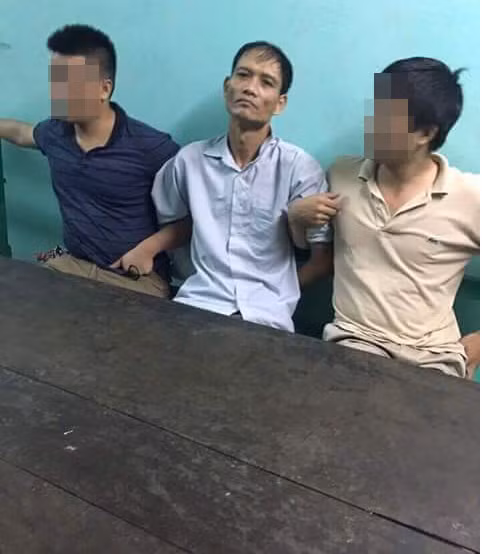 Thời điểm trên, chị Thanh đi làm ca đêm nên ở nhà chỉ có 4 người gồm mẹ đẻ là bà Nguyễn Thị Hát, hai con là Phạm Đình Hưng và Phạm Thu Hà, cháu gái Vũ Khánh Huyền. Khi Dũng hỏi vay tiền, bà Hát nói không có tiền cho vay. Do trời mưa, bà Hát đã mời Dũng vào nhà ăn cơm và ngủ lại qua đêm. Trong lúc ăn cơm Dũng có gọi cháu Hưng là “thằng chó”, cháu Hưng nói lại “thế bác cũng là chó”, vì vậy Dũng rất bực mình. Sau khi ăn cơm xong cả nhà đi ngủ, bà Hát và cháu Huyền ngủ một phòng, cháu Hưng và Hà ngủ một phòng, Dũng ngủ ở tầng 1.