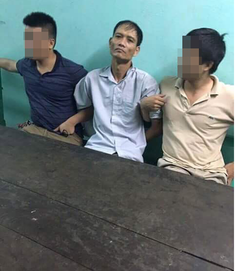 Thời điểm trên, chị Thanh đi làm ca đêm nên ở nhà chỉ có 4 người gồm mẹ đẻ là bà Nguyễn Thị Hát, hai con là Phạm Đình Hưng và Phạm Thu Hà, cháu gái Vũ Khánh Huyền. Khi Dũng hỏi vay tiền, bà Hát nói không có tiền cho vay. Do trời mưa, bà Hát đã mời Dũng vào nhà ăn cơm và ngủ lại qua đêm. Trong lúc ăn cơm Dũng có gọi cháu Hưng là “thằng chó”, cháu Hưng nói lại “thế bác cũng là chó”, vì vậy Dũng rất bực mình. Sau khi ăn cơm xong cả nhà đi ngủ, bà Hát và cháu Huyền ngủ một phòng, cháu Hưng và Hà ngủ một phòng, Dũng ngủ ở tầng 1.