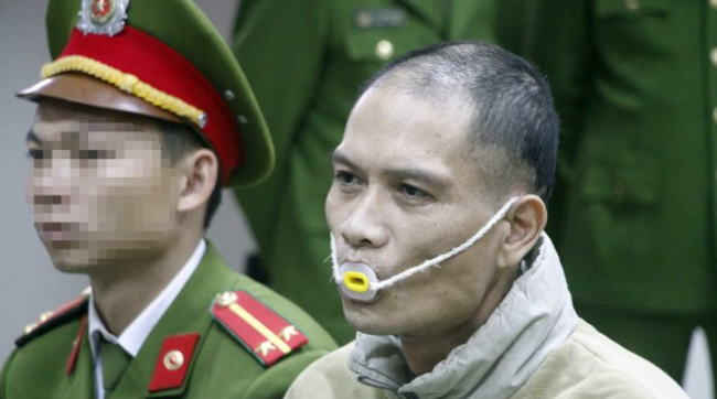 Sáng 24/9/2016, Dũng đưa vợ đi làm rồi đến một hiệu vàng ở thị xã Quảng Yên bán chiếc nhẫn lấy hơn 3 triệu đồng. Riêng đôi bông tai, Dũng dùng đèn khò nung chảy rồi mang ra TP Uông Bí bán được hơn 3 triệu đồng. Sau đó, Dũng về nhà cất dao bầu và ngồi đánh bạc. Dũng đã khai nhận toàn bộ hành vi và còn cho biết đã sử dụng ma túy đá vào chiều gây vụ án. Ngày 16/12/2016, Doãn Trung Dũng bị TAND tỉnh Quảng Ninh tuyên án tử hình.