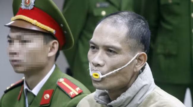 Sáng 24/9/2016, Dũng đưa vợ đi làm rồi đến một hiệu vàng ở thị xã Quảng Yên bán chiếc nhẫn lấy hơn 3 triệu đồng. Riêng đôi bông tai, Dũng dùng đèn khò nung chảy rồi mang ra TP Uông Bí bán được hơn 3 triệu đồng. Sau đó, Dũng về nhà cất dao bầu và ngồi đánh bạc. Dũng đã khai nhận toàn bộ hành vi và còn cho biết đã sử dụng ma túy đá vào chiều gây vụ án. Ngày 16/12/2016, Doãn Trung Dũng bị TAND tỉnh Quảng Ninh tuyên án tử hình.