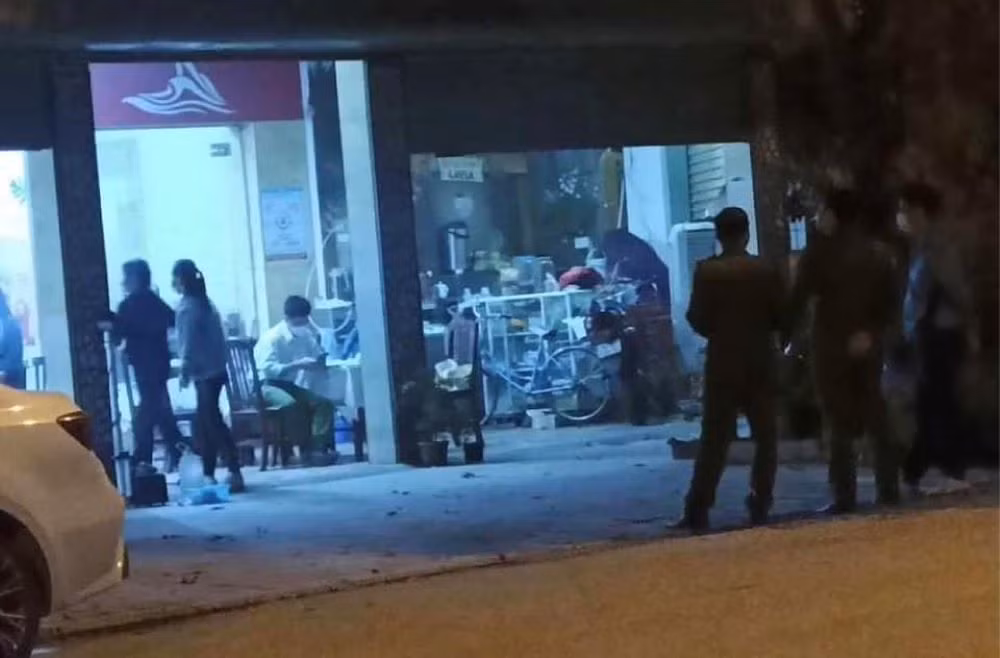 Hiện trường xảy ra vụ án là khu vực gia đình bà Minh kinh doanh nhà nghỉ, gồm 4 tầng, nạn nhân được phát hiện nằm chết ở phòng ngủ, ngay sau phần cầu thang đi lên gác hai. Tại phòng 402, Công an phát hiện một vỏ bao thuốc lá Thăng Long, đầu giường phía trong có một tờ giấy A4 nhàu, phô tô chứng minh nhân dân mang tên Vũ Kim Trọng (SN 1987, quê xã Nhân Quyền, huyện Bình Giang); mặt ga phía trong cuối giường có vết dính bụi bẩn dạng vết giầy. Kiểm tra tài sản, gia đình nạn nhân xác định bà Minh mất 1 sợi dây chuyền bằng vàng tây trị giá 20 triệu đồng. (Ảnh minh họa, nguồn internet)