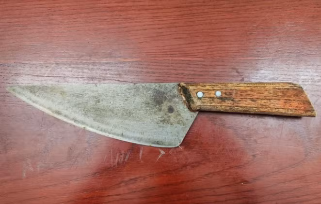 Chiều 21/1/2014, Mạnh rủ Thái mua một dao bầu với giá 50.000 đồng, chúng bàn bạc, trong trường hợp chủ nhà kêu cứu sẽ giết chết ngay để bịt đầu mối. Sau khi thống nhất kế hoạch, hai đối tượng bắt xe buýt về nhà nghỉ Thành Công thuê trọ và được bà Minh bố trí tại phòng 402. Tại đây, chúng bàn nhau đợi đến đến lúc nhà nghỉ không có khách, sẽ thực hiện theo kế hoạch đã định trước. (Ảnh minh họa, nguồn internet) 