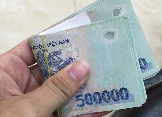 Sau đó, bọn chúng về huyện Tân Lạc, bán điện thoại di động của nạn nhân lấy hơn 1 triệu đồng để đổ xăng đưa xe về Hà Nội bán. Do thiếu giấy tờ tùy thân, hai đối tượng lại chạy xe về nhà, giấu trong rừng, rồi lấy giấy tờ tùy thân tiếp tục đem xe xuống Hà Nội cầm cố được 20 triệu. Quá trình bọn chúng vòng đi vòng lại trên chiếc xe này, bạn bè, đồng nghiệp của anh N. đã nhận ra và báo cho gia đình. (Ảnh minh họa, nguồn internet) 