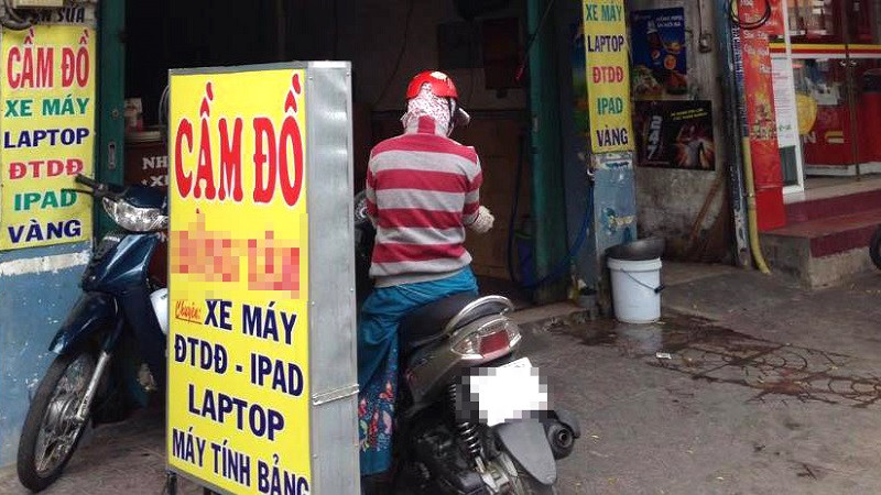 Từ thông tin do gia đình cung cấp, ngày 11/9, các trinh sát đã phát hiện chiếc xe ô tô của anh N. được cầm cố tại hiệu cầm đồ trên đường Nguyễn Tuân, quận Thanh Xuân, Hà Nội. Lực lượng chức năng lập tức thu hồi, khám nghiệm chiếc xe ôtô BKS 29A-622.99 và phát hiện ghế trước của lái xe có dấu hiệu hư hỏng, xô lệch… Từ lời khai của chủ hiệu cầm đồ, lực lượng chức năng xác minh được hai đối tượng nghi vấn là Bùi Văn An (SN 1997) và Bùi Văn Hiền (SN 1999), cùng trú tại xã Thượng Cốc, huyện Lạc Sơn. (Ảnh minh họa, nguồn internet) 