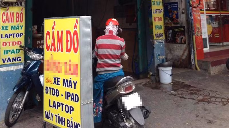 Từ thông tin do gia đình cung cấp, ngày 11/9, các trinh sát đã phát hiện chiếc xe ô tô của anh N. được cầm cố tại hiệu cầm đồ trên đường Nguyễn Tuân, quận Thanh Xuân, Hà Nội. Lực lượng chức năng lập tức thu hồi, khám nghiệm chiếc xe ôtô BKS 29A-622.99 và phát hiện ghế trước của lái xe có dấu hiệu hư hỏng, xô lệch… Từ lời khai của chủ hiệu cầm đồ, lực lượng chức năng xác minh được hai đối tượng nghi vấn là Bùi Văn An (SN 1997) và Bùi Văn Hiền (SN 1999), cùng trú tại xã Thượng Cốc, huyện Lạc Sơn. (Ảnh minh họa, nguồn internet) 