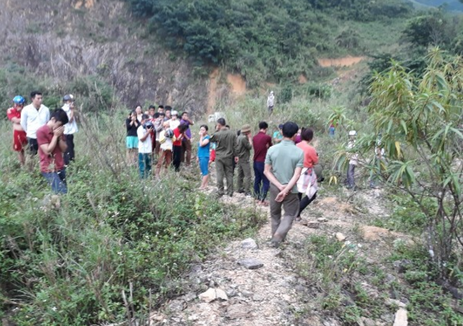 Trên đường đi, thấy đến đoạn ngầm thuộc xã Thượng Cốc đường vắng vẻ, An giả vờ yêu cầu dừng xe đi vệ sinh. An vừa mở cửa xe đi ra ngoài, Hiền vùng lên quàng dây thừng siết cổ anh N. Vốn to khỏe, anh N. vùng vẫy chống cự nhưng bị An trèo hẳn lên người, giữ tay chân nên anh N. dần dần bất động, tử vong. Thấy anh N. đã chết, An và Hiền kéo nạn nhân ra nằm ở ghế phía sau, rồi Hiền lái xe chở thi thể nạn nhân lên đèo Thung Nhuối (Mai Châu, Hòa Bình) vứt xác phi tang. (Địa điểm phát hiện thi thể người lái xe xấu số) 