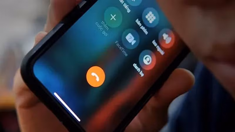 Theo hồ sơ vụ án, khoảng gần 2h sáng 4/9/2018, sau khi nghe cuộc điện thoại, anh Bùi Văn N. (SN 1982, ở xã Yên Nghiệp, huyện Lạc Sơn, Hòa Bình) điều khiển ô tô BKS 29A-622.99 rời nhà, nói là đi chở khách. Gia cảnh khó khăn, mẹ già, vợ yếu, hai con còn nhỏ, nên anh N. rất chăm chỉ, chịu khó làm ăn. Mấy năm nay, anh vay mượn mua lại chiếc ô tô cũ để chở khách thuê. Việc anh rời nhà vào gần 2h sáng chở khách, gia đình cũng không thấy băn khoăn gì. (Ảnh minh họa, nguồn internet)