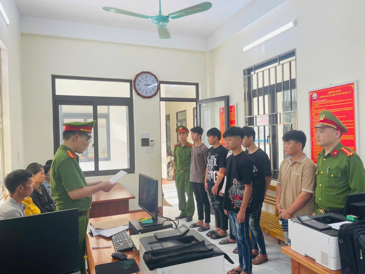 Hà Giang: Khởi tố 6 nam sinh dùng vỏ bia ném nhau trên đường Ha Giang: Khoi to 6 nam sinh dung vo bia nem nhau tren duong